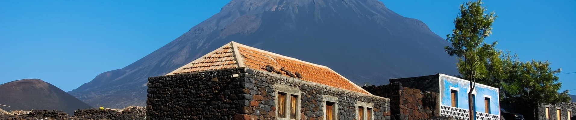 Fogo, vue sur le volcan Pico do Fogo, village authentique de Cha das Caldeiras