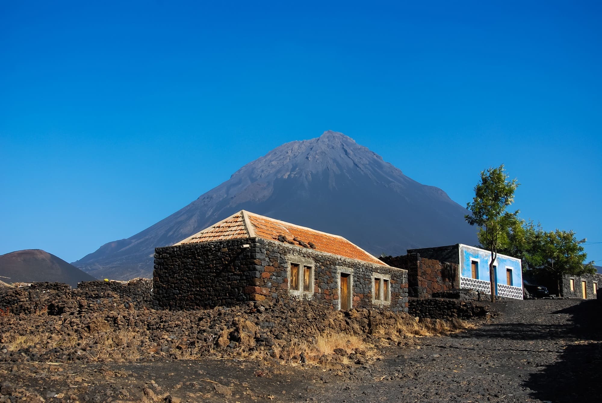 Fogo, vue sur le volcan Pico do Fogo, village authentique de Cha das Caldeiras