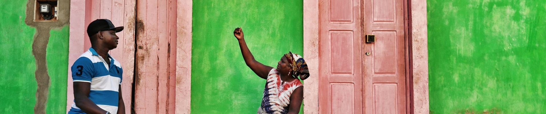 Habitants discutent dans la rue, île de Maio, Cap-Vert