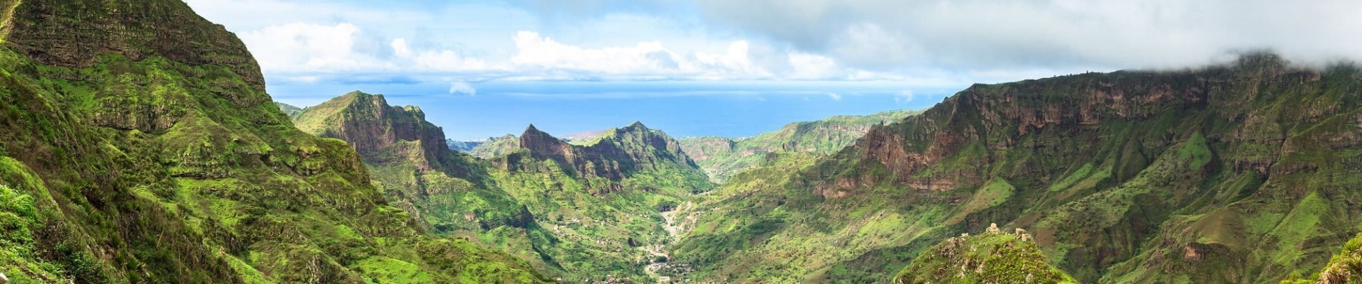 Vue panoramique de de la chaîne montagneuse de Serra Malagueta sur l'île de Santiago, Cap Vert