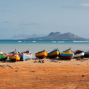 Des bateaux de pêche colorés posés sur la plage de Mindelo, Sao Vicente, Cap-Vert