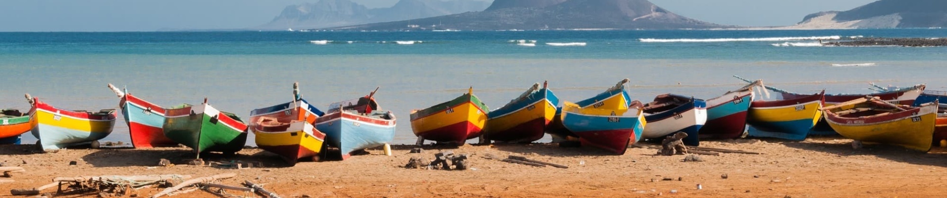 Des bateaux de pêche colorés posés sur la plage de Mindelo, Sao Vicente, Cap-Vert
