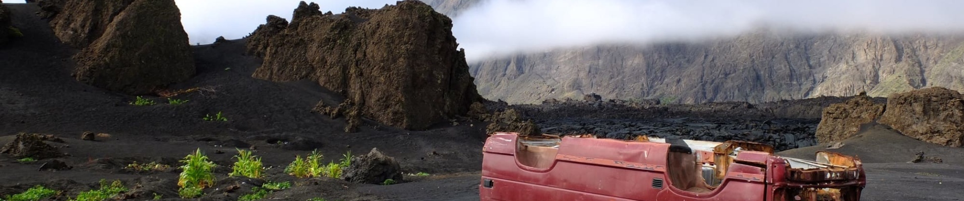 Epave de voiture au milieu d'un champ de lave - Fogo, Cap-Vert