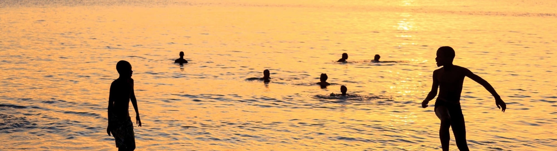 Silhouettes d'enfants jouant au foot sur la plage, Cap Vert