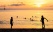 Silhouettes d'enfants jouant au foot sur la plage, Cap Vert