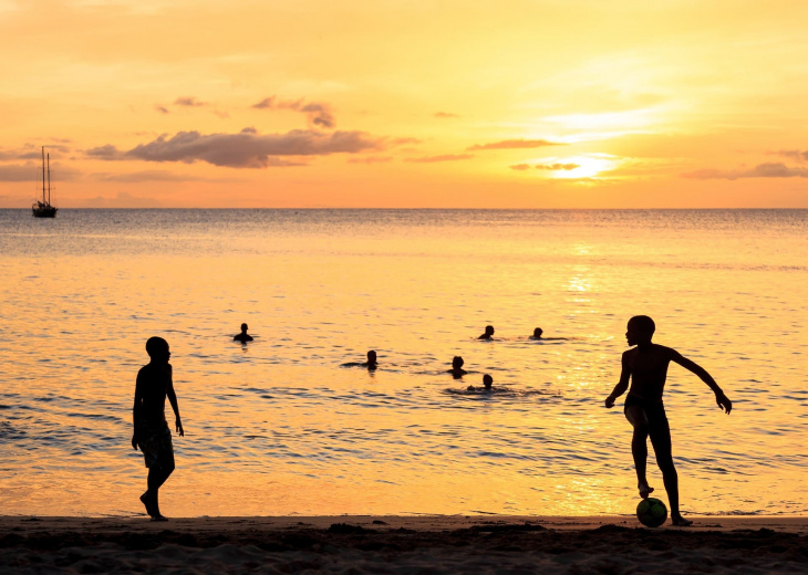 Silhouettes d'enfants jouant au foot sur la plage, Cap Vert