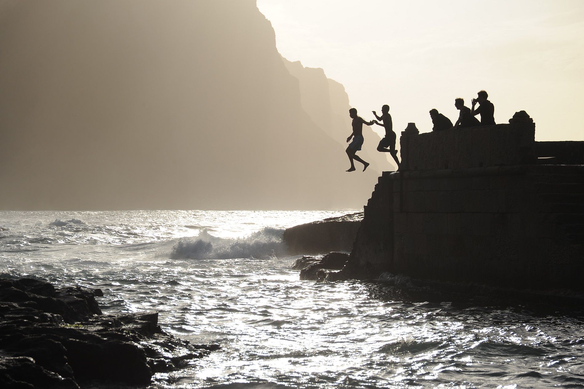 Enfants sautant dans l'eau au Cap Vert